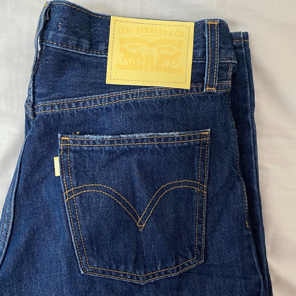 rare & unique levis dad jeans with pale yellow button, tab & patch